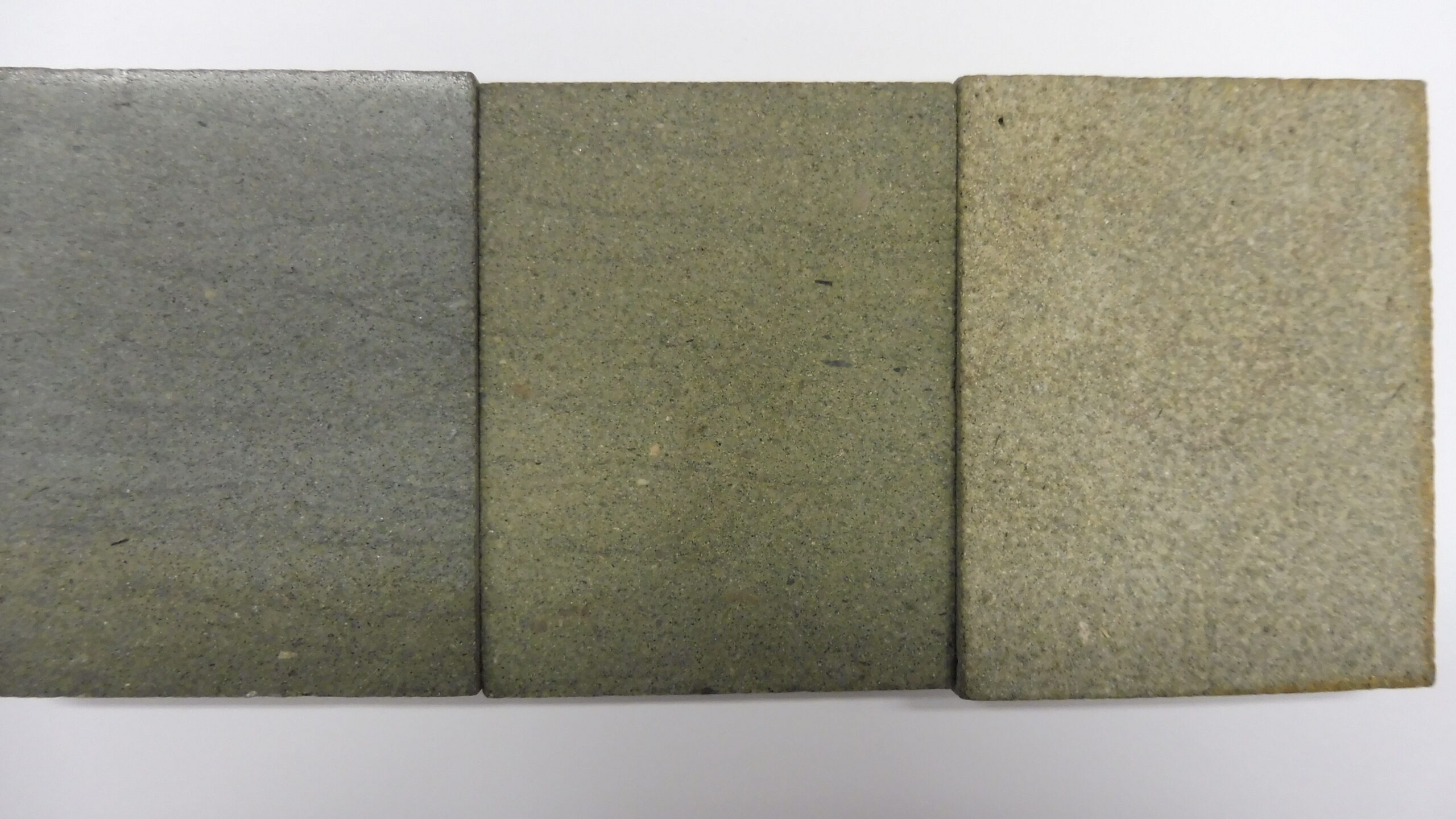 pohled na 3 různé cihličky z různých typů kamene - ilustrační obrázek