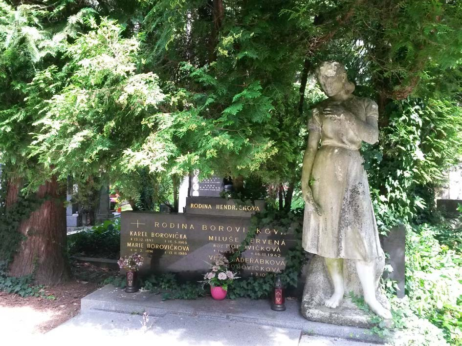 Hrobka rodiny Hendrichovy a Borovičkovy s mramorovou sochou od sochaře J. Červa.