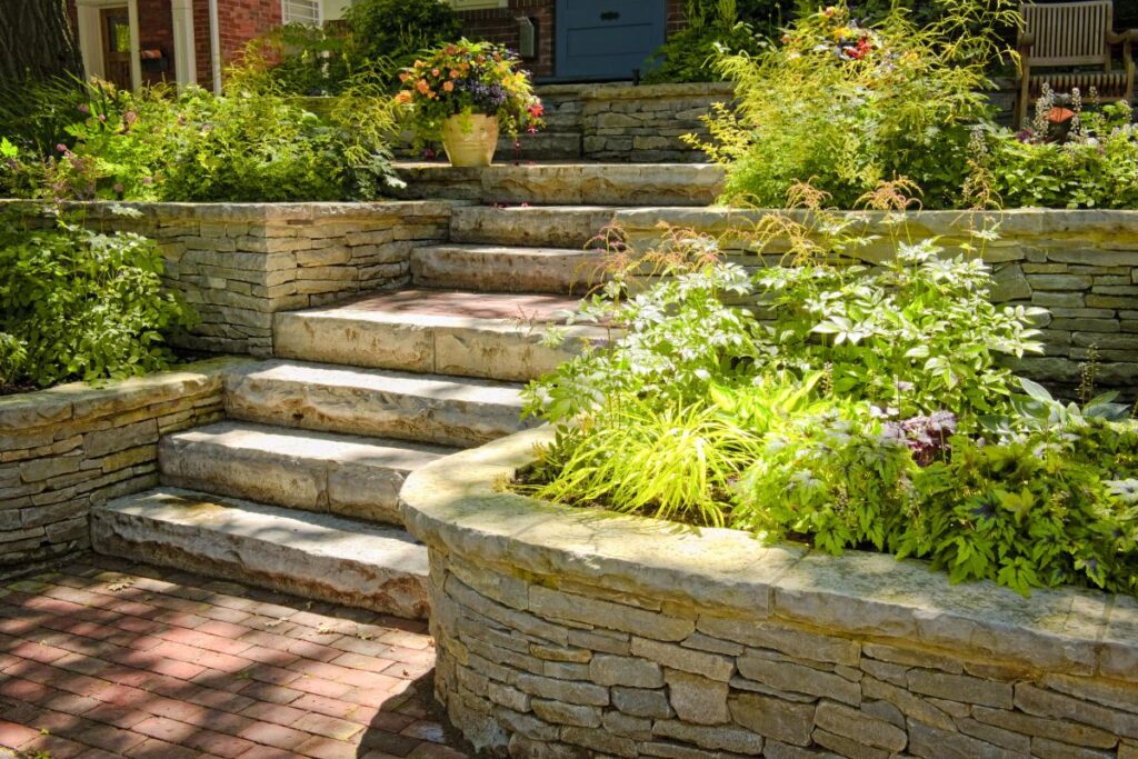 dvoupatrová zahrada lemovaná schody uprostřed každé patro je vyskládáno kamenitou zídkou a v každém patře jsou okrasné rostliny. Ke každému patru vedou 3 schody