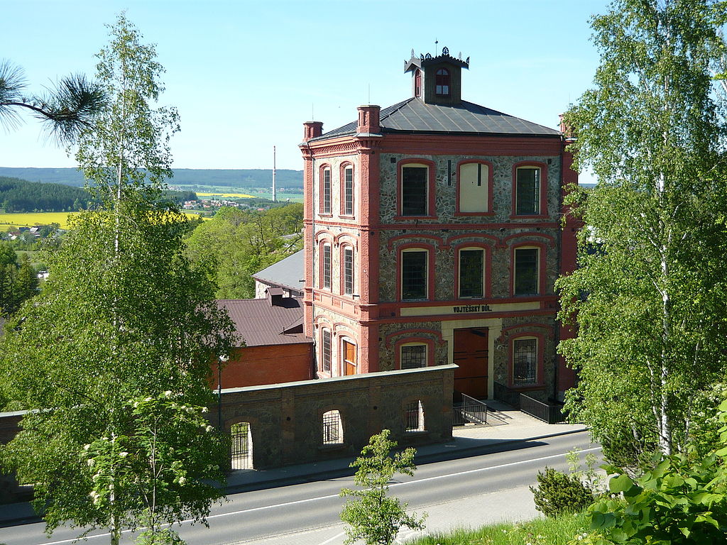 Pohled na důl Vojtěch, silnice, přes silnici je hranatá zdobená budova dolu Vojtěch