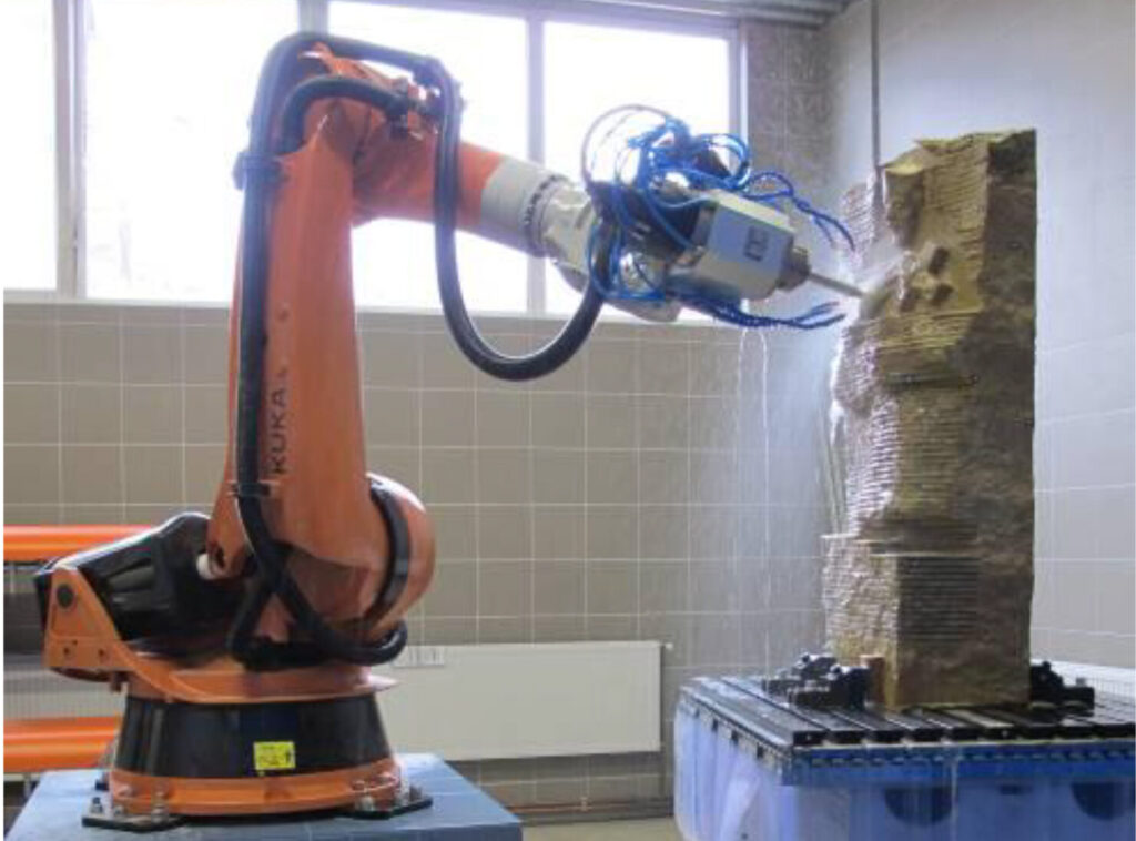 robotické rameno opracovává kámen na hrubo